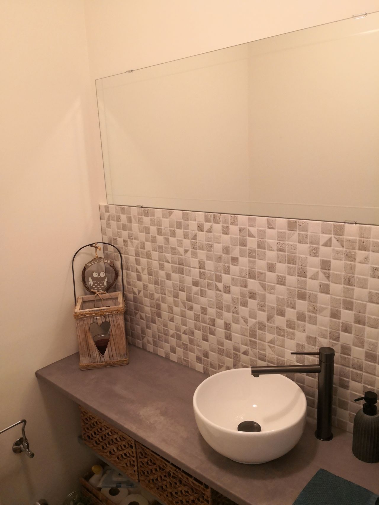Salle de bain moderne : vasque, mosaïque et plan en béton ciré