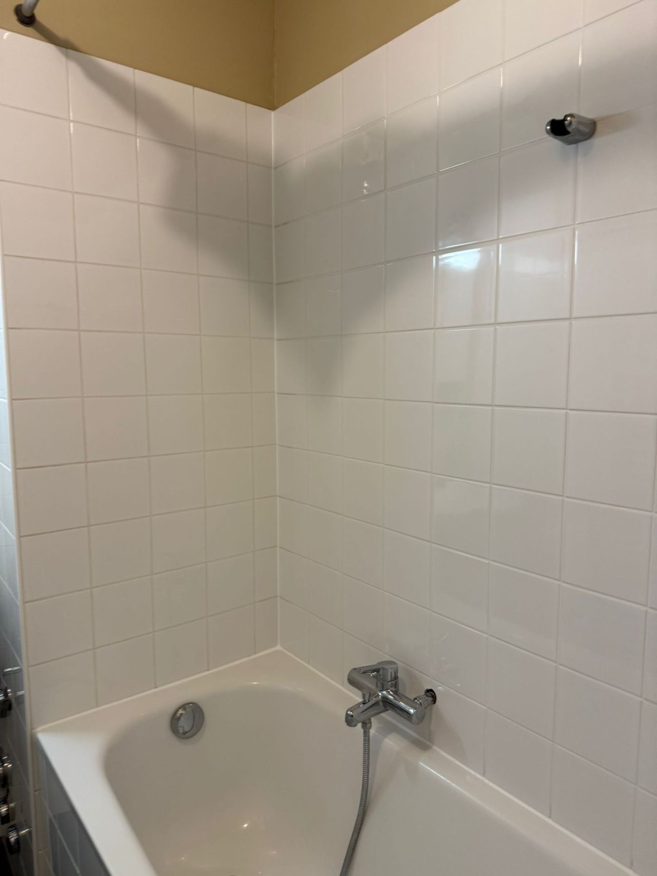 Mur de salle de bain refait et carrelé à neuf
