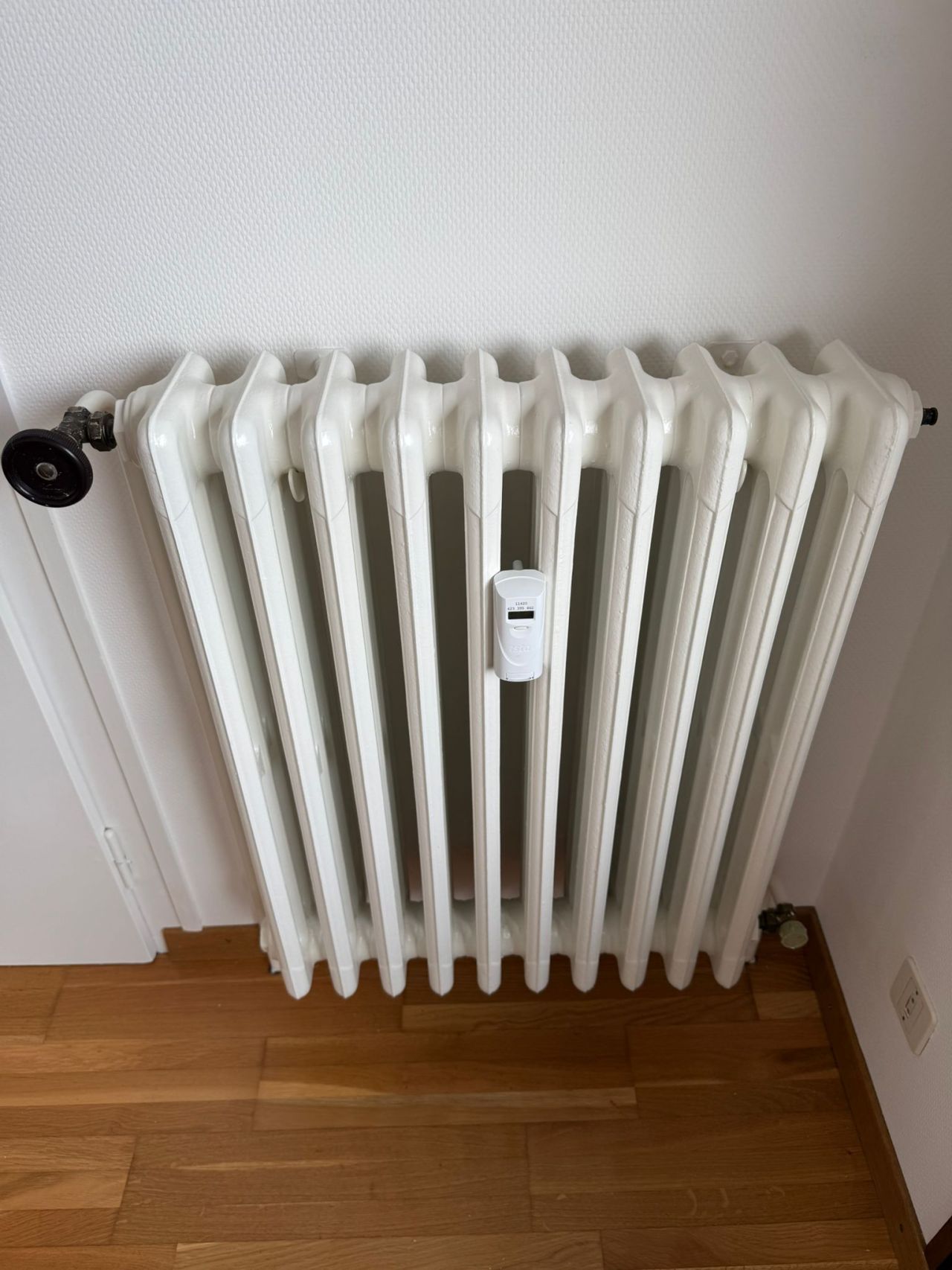 Radiateur en fonte repeint, finition impeccable
