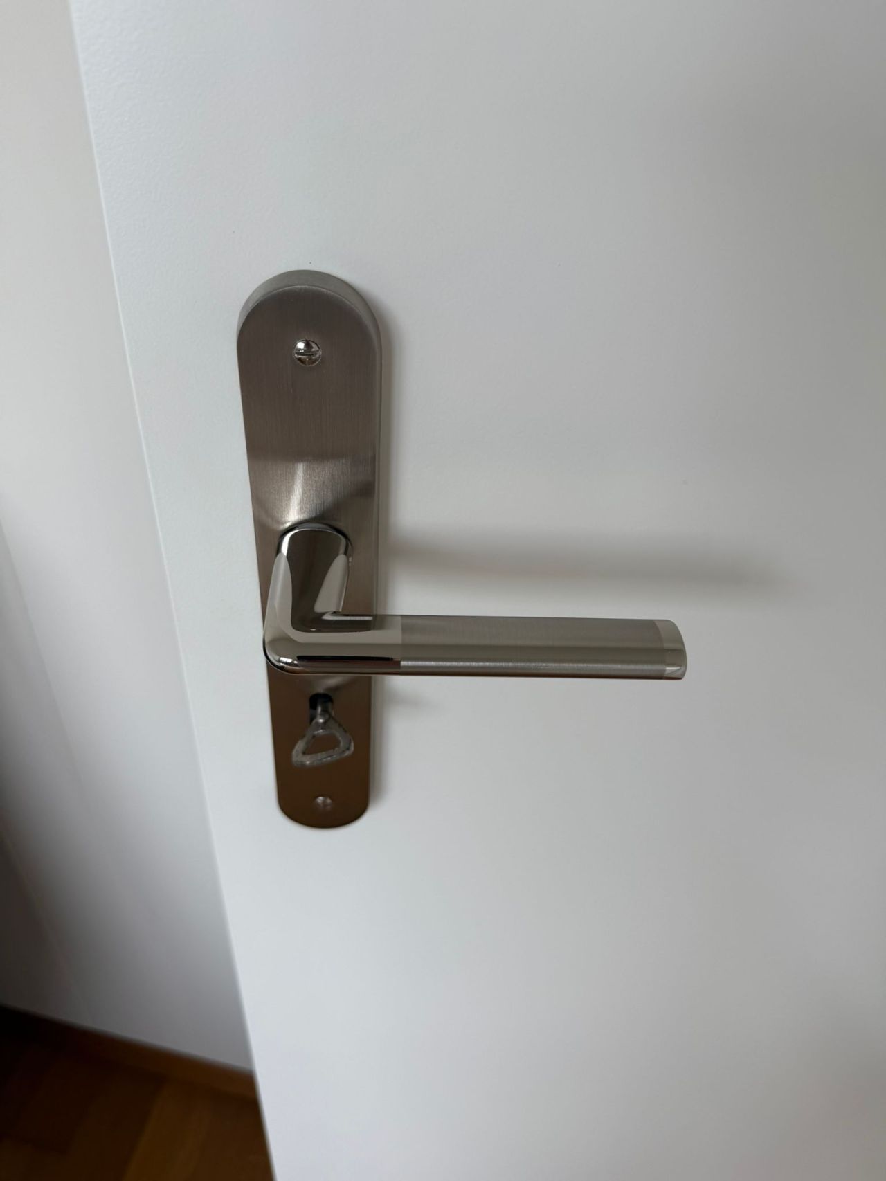 Porte intérieure rénovée avec poignée neuve