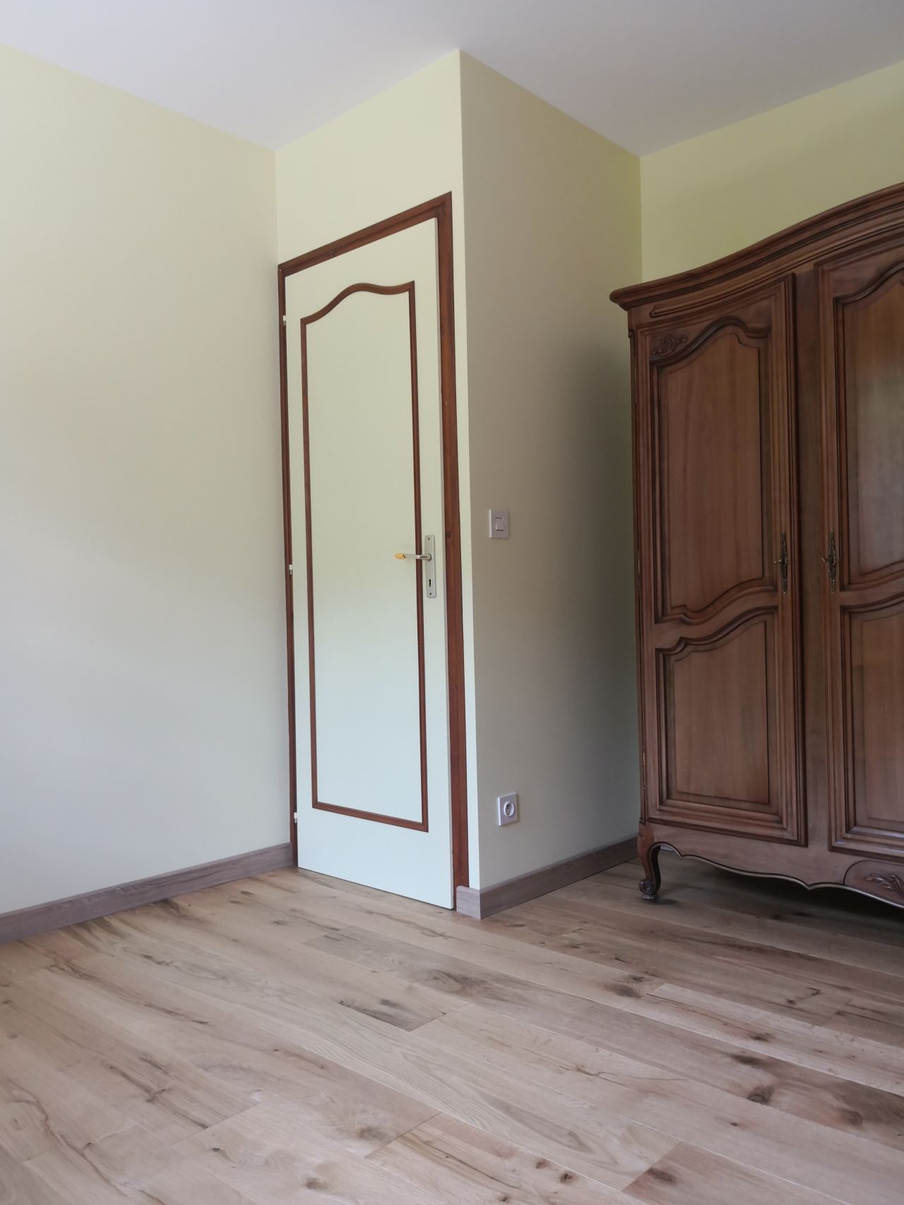 Pièce ancienne rénovée : parquet, peinture et porte restaurée